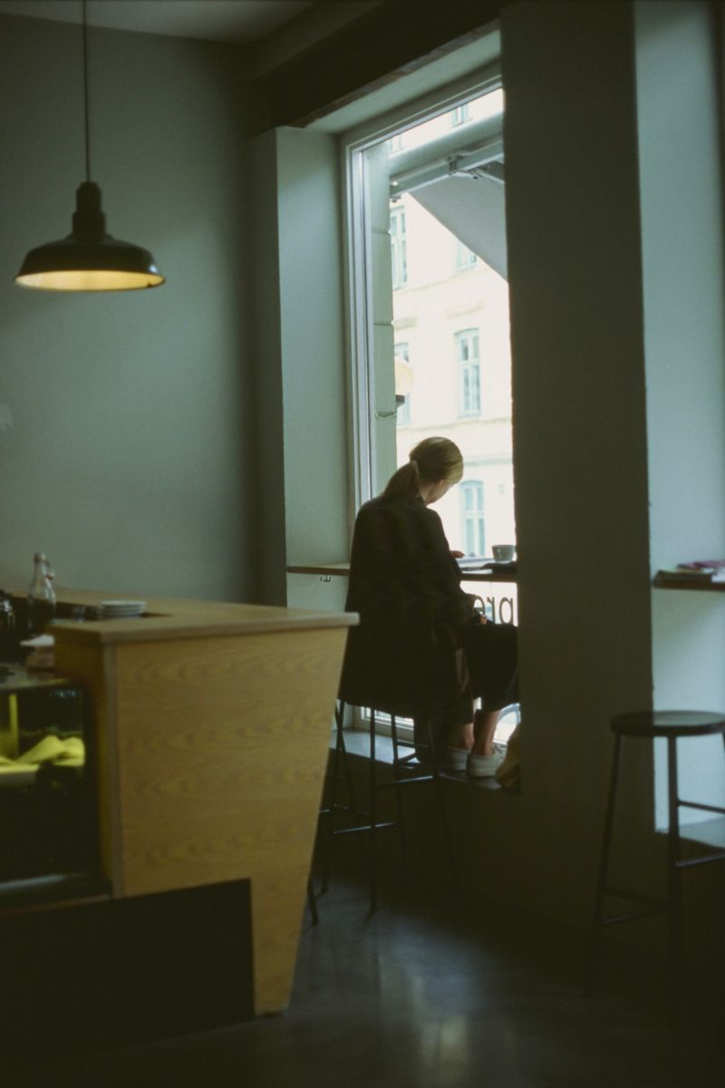 Fotka dívky v kavárně